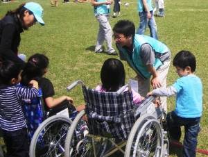 대한통운 택배직원이 장애인 행사 도우미로 행사진행을 돕고 있다. 대한통운은 5월 가정의 달