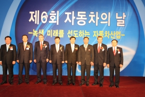 왼쪽부터 한국자동차공업협동조합 신달석 이사장, 한국자동차공업협회 허문 상근부회장, 르노삼성