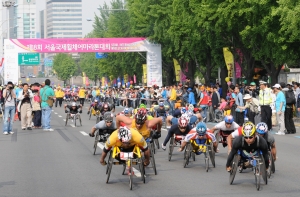 '제18회 서울국제휠체어마라톤대회'의 출발 장면