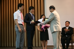 POSTECH 서의호 교수·홍대근·구충효씨, 경영정보학 춘계학술대회서 최우수논문상