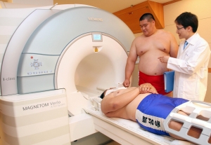지멘스 헬스케어, 내부 공간 혁신적으로 넓힌 환자 친화적인 마그네톰 베리오 MRI 장비로 유명 프로씨름 천하장사 무료 검진 행사 개최