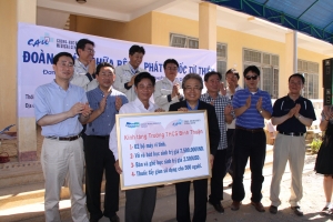 박범훈 중앙대학교 총장(오른쪽)이 27일(현지시각) 베트남 꽝웅아이성에 위치한 빈투안 중학