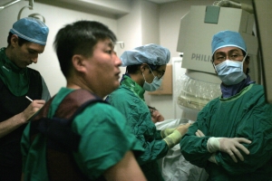 맨 오른쪽 김재욱 원장, 정계정맥류 색전술 치료를 선보이고 있다.