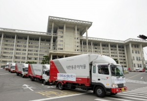 대한통운 이사물 트럭들이 인천광역시 인천대 도화동 캠퍼스에서 이사화물을 싣고 나오고 있다.