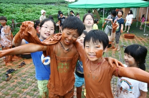 풀무원의 '굿바이 아토피!' 캠프에 참가한 어린이들이 황토 염색 체험을 