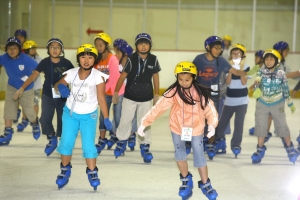 현대중공업 직원 자녀들이 「아산체육관 아이스링크」에서 스케이트를 배우고 있다.