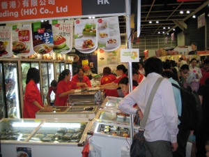 지난 8월17일 막을 내린 홍콩 푸드 엑스포에서 관람객들이 풀무원 제품을 구매하기 위해 줄