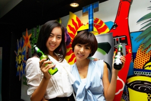 지난 해 S맥주 모델 선발대회 우승자 김은선(25.오른쪽)과 준우승자 이슬기(22.왼쪽).