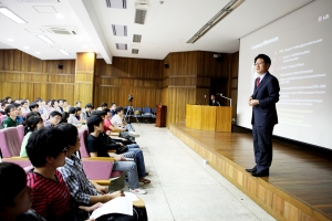 LG는 14일과 15일 양일간 서울대에서 그룹 공동채용설명회를 열었다. 서울대 공학관(30