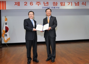 하이닉스의 김종갑사장(右)이 10월 9일(金) 열린 창립 26주년 기념행사에서 유엔글로벌콤