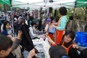 지난 4월에 있었던 보조공학서비스센터 기금마련 바자회에서 행사장을 찾은 사람들이 옷판매대에