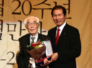 (주)풀무원농장의 설립자이자 한국기아대책기구의 창립자인 원경선옹이 23일 한국기아대책기구 