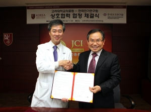 한국전기연구원 유태환 원장(오른쪽)과 고려대 손창성 의무부총장 겸 의료원장이 의료기술 및 
