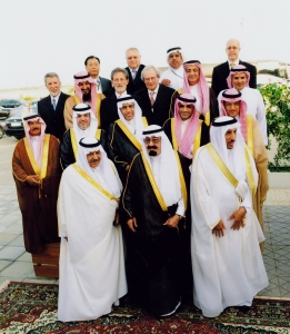 사우디의 압둘라 국왕(앞줄 가운데)이 지난 4월 현대중공업이 사우디 동부 주베일 지역에서 