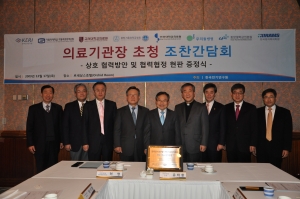 한국전기연구원 유태환 원장(왼쪽 5번째) 및 허영 의료IT융합본부장(왼쪽 첫번째)은 17일