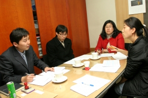 동양종합금융증권 동행 봉사단원들과 서울장애인종합복지관 직원이 함께 일일산타 행사에 대해 논