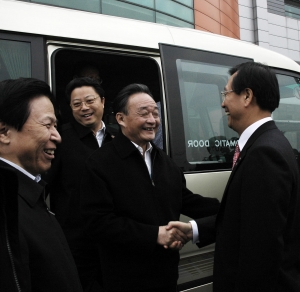 중국 전국인민대표대회 우방궈 위원장(왼쪽에서 세번째)이 하이닉스 중국 우시 공장에 도착해 