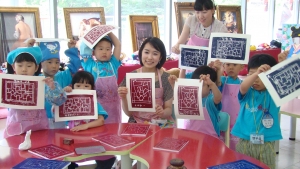 어린이들이 마티스의 달팽이 판화작품을 체험한후 즐거워하고 있다