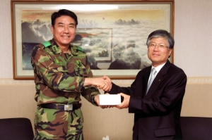 현대중공업 조준제 상무(사진 오른쪽)와 김한선 제 53사단장(사진 왼쪽).