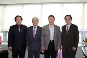 왼쪽으로부터 김상만 대표, 타케이사 코이케 킹레코드 회장, 신상호 (사)한국음악저작권협회 
