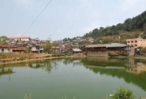 산정상에 위치한 퐁사리 시내 한 복판에 위치한 호수. 물이 귀한 이곳은 주민들이 즐겨 찾는