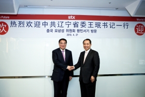 강덕수 STX그룹 회장(오른쪽)은 왕민 중국 랴오닝성 서기를 서울 남대문로의 STX본사에서