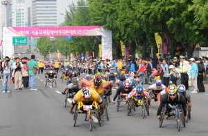 ‘제19회 서울국제휠체어마라톤대회’가 “도전과 극복 서울의 감동을 세계로”를 슬로건으로 오