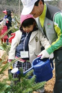 희망나무심기에 참여한 소아암 어린이와 한국남동발전 봉사자