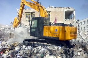 중국 칭하이 지진 지역에서 복구 작업을 벌이고 있는 현대중공업 굴삭기