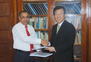 스리랑카 콜롬보에서 열린 조인식에서 삼성SDS 김인 사장(사진 오른쪽)과 스리랑카 재정경제