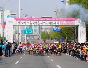 ‘제19회 서울국제휠체어마라톤대회’가 “도전과 극복 서울의 감동을 세계로”를 슬로건으로 5
