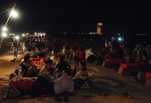 우리나라 기업 흥화인더스트리가 조성중인 메콩강공원에는 저녁이면 젊은이와 외국인관광객들로 북