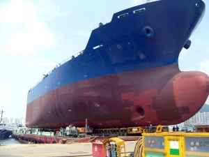 대한통운이 2만5천톤급 석유화학운반선 선박블록을 육상과 해상에 걸쳐 운송하는데 성공했다. 