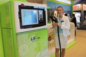 LS전선은 지난 4월 독일 하노버에서 열린 산업박람회에서 전기자동차용 충전기를 선보여 호평