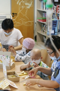 캠페인 참여시 선물하는 ‘노란리본키트’로 소아암 어린이들이 다양한 작품을 만들고 있는 모습