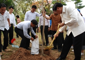 부아손 부파반 라오스 총리가 식목일 기념행사에서 짜우아누봉 메콩강 공원에 나무를 심고 있다