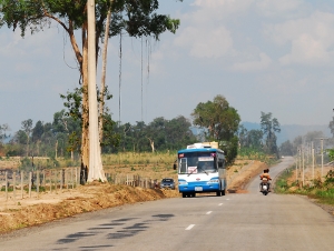 베트남 전쟁 당시 군수물자 수송로였던 이 도로가 포장됨에 따라 아따푸를 거쳐 납칸라오 국경