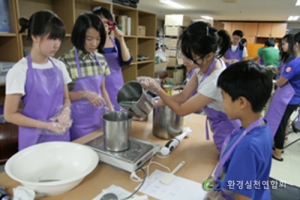 천연비누 만들기 제작에 참여한 학생들이 비누 재료를 계량하고 있다.