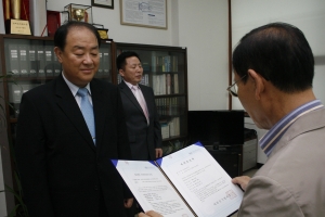 롯데건설 김우균 상무가 20일 대한전기협회로부터 KEPIC인증서를 받고 있다.