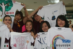 G20국가의 청소년들이 환경보전을 표현한 티셔츠를 선보이고 있다.