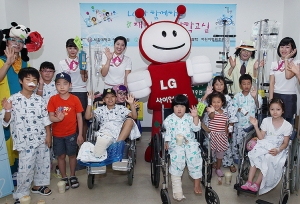 어린이 환자들이 LG사이언스홀 운영요원들과 함께 기념사진을 찍고 있는 모습