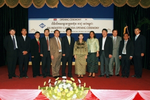 주흥남 아주산업 대표이사(사진 왼쪽에서 6번째)와 멘삼안 캄보디아 부총리(사진 왼쪽에서 7