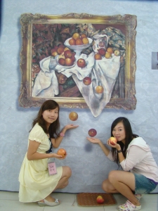 일본에서 유학온 학생들이 세잔의'사과와 오렌지'패러디앞에서 떨어지는 서과