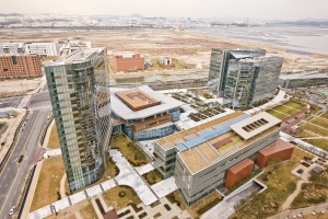 포스코는 4일 인천 연수구 송도동에서 27개월간의 공사를 마치고 글로벌 R&D 센터를 준공