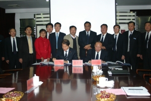 SK에너지 김동섭 기술원장(사진 아래 왼쪽)과 중국 자오주앙 그룹 지앙웨이 회장(사진 아래