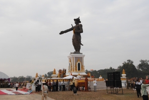 민족 영웅인 '짜우아누봉' 동상 제막식이 열린 비엔티안 메콩강변 