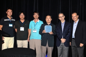 MDS테크놀로지 이상헌 대표(오른쪽에서 세번째)가 마이크로소프트로부터 올해의 파트너상(Di