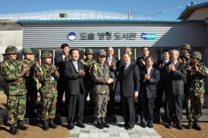 박용현 두산 회장(앞줄 좌측에서 다섯 번째)은 9일, 강원도 양구 소재 육군 도솔 대대에 