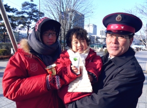 12월 15일 서울 광화문 자선냄비 앞에서 영하 10도의 날씨 속에서도 어려운 이웃을 위해