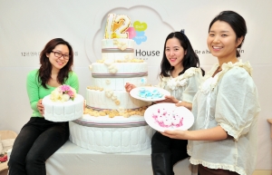 유한킴벌리 여성위생용품 3종으로 만든 대형케이크